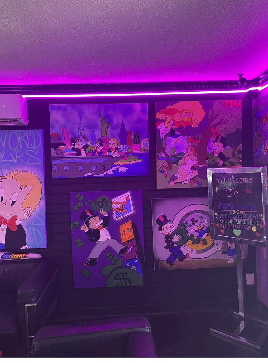 Canvas gallery in the smoking lounge